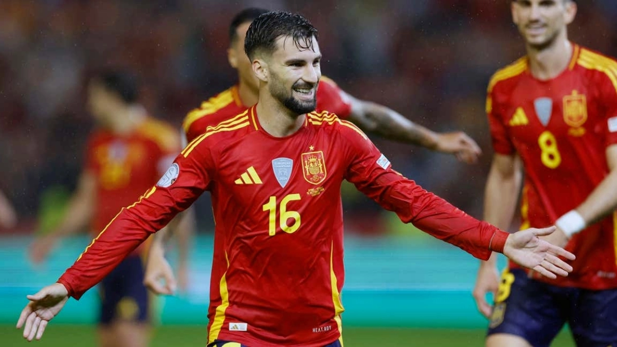 Álex Baena, con la selección española / EFE