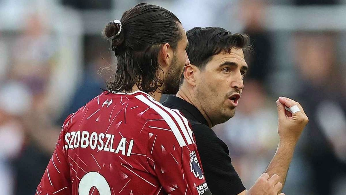Andoni Iraola, entrenador del Liverpool, dialoga con Dominik Szoboszlai / Reuters