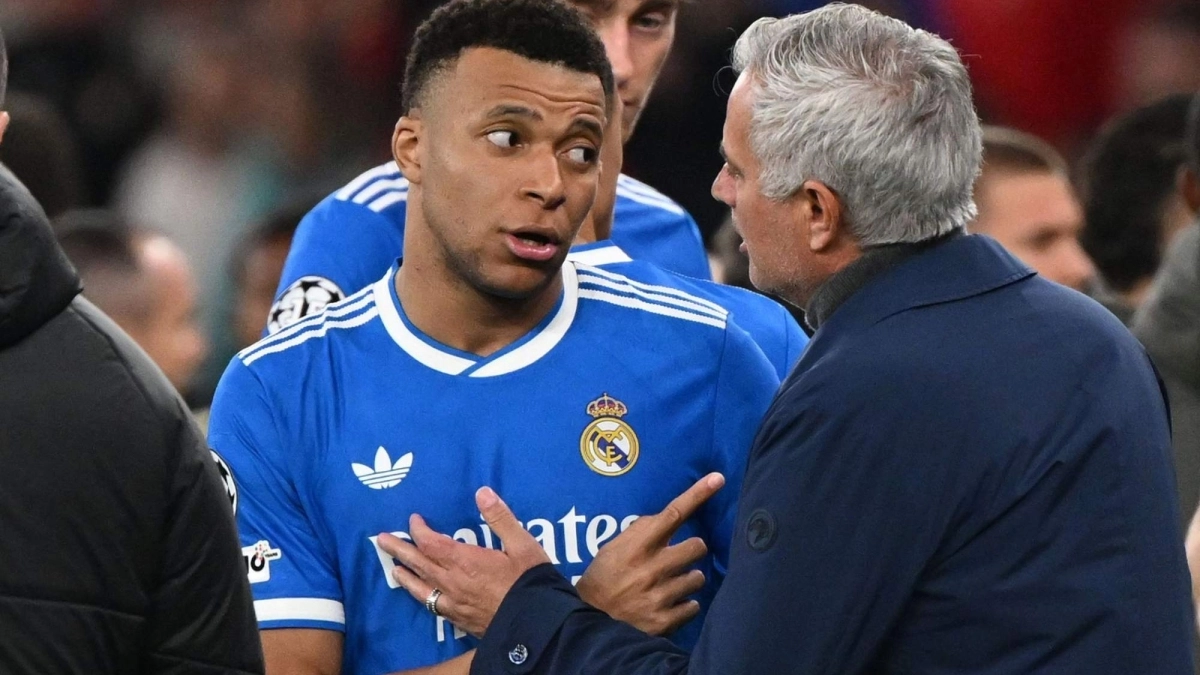 Kylian Mbappé dialoga con José Mourinho / Getty Images