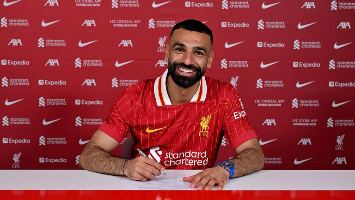 Mohamed Salah, en la firma de su último contrato con el Liverpool / LFC