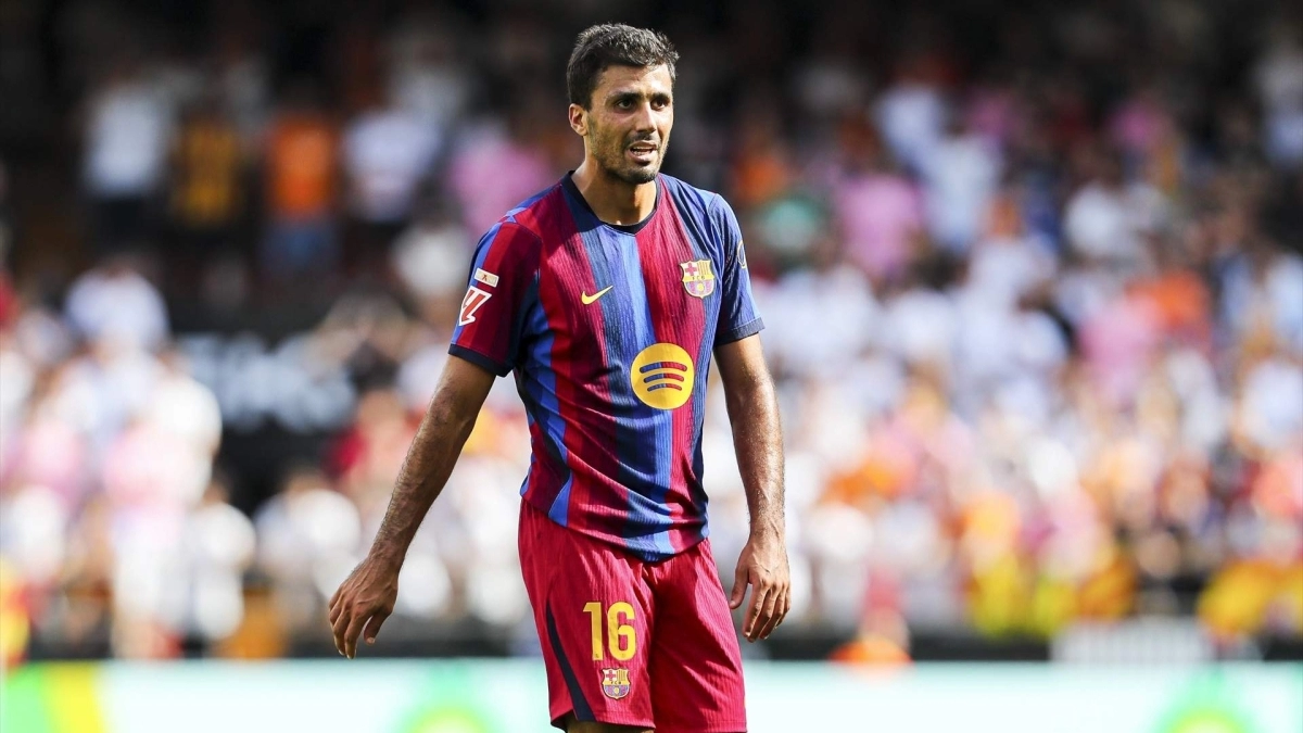 Rodri, en su primera titularidad con el Barcelona en Mestalla / EFE