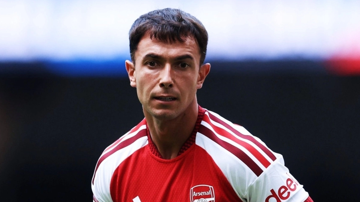 Martín Zubimendi is considering requesting his departure from Arsenal in the summer 2027 transfer market if he fails to establish himself as a starter in Mikel Arteta's scheme. Arsenal is also not ruling out a sale in the upcoming summer transfer market to generate funds and consider new signings, especially in attack. Despite having a contract until June 2030, the Spanish international has informed his inner circle of his intention to seek a transfer to another club to maintain his chances.