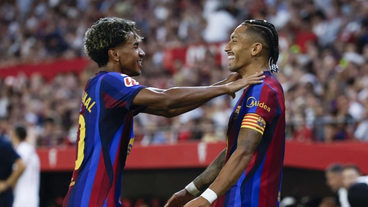 Lamine y Raphinha celebran un gol en campo del Sevilla / EFE