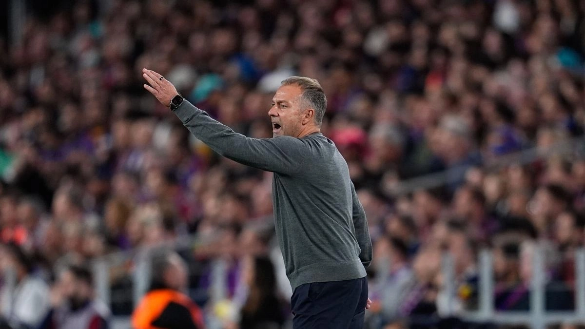 Hansi Flick da órdenes a sus jugadores en el Clásico / FC Barcelona