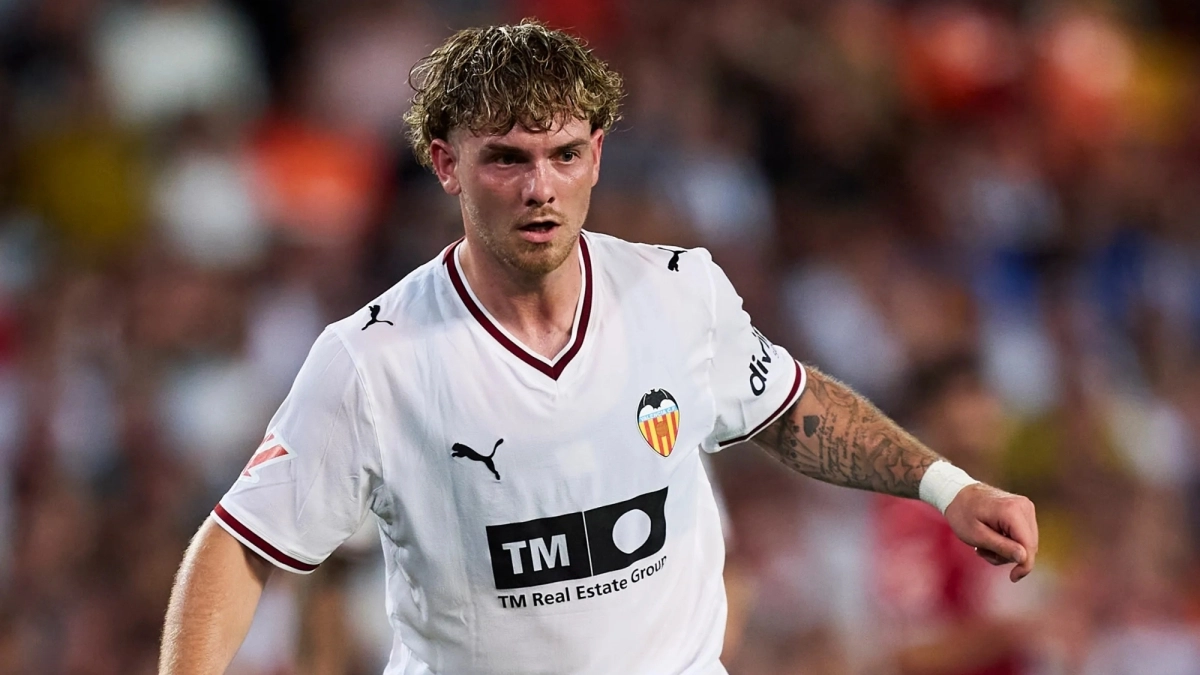 <p>Valencia asks more from Harvey Elliott / The Times</p>