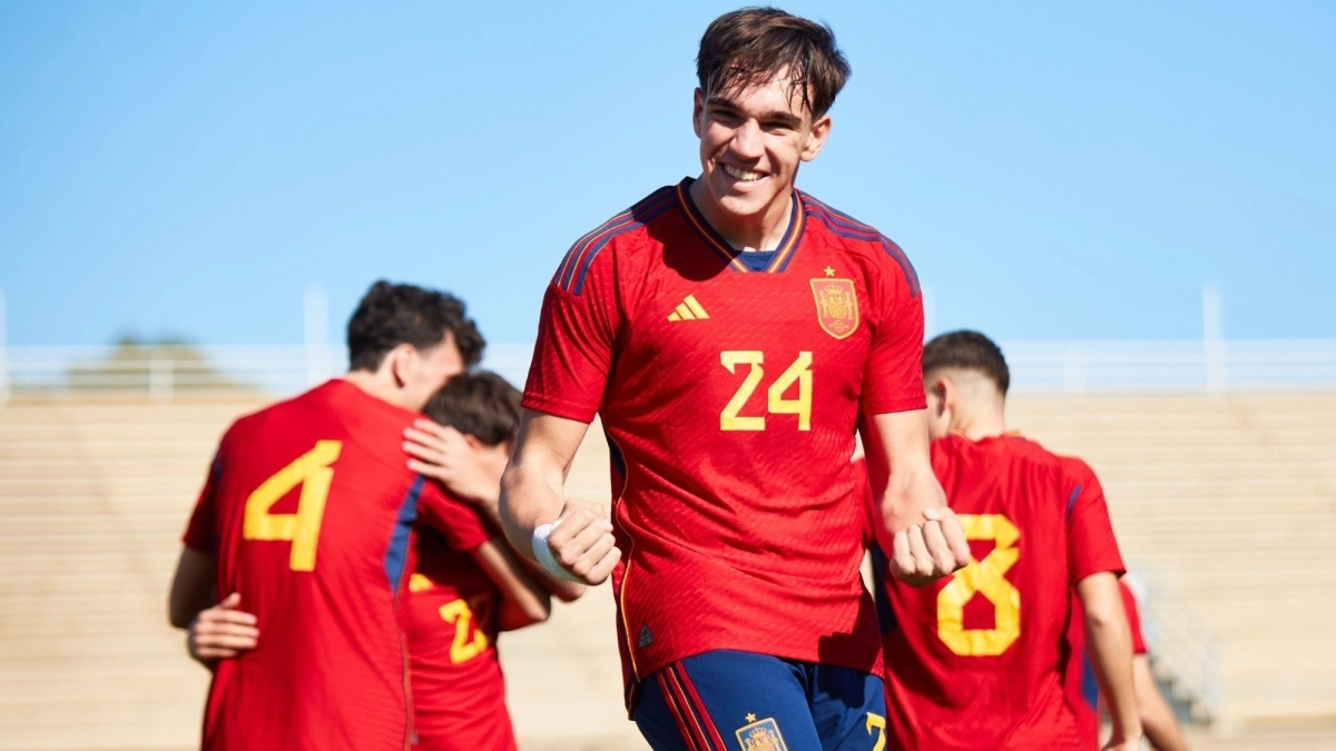 <p>Carlos Espí, with the youth teams of Spain / @SEFutbol</p>