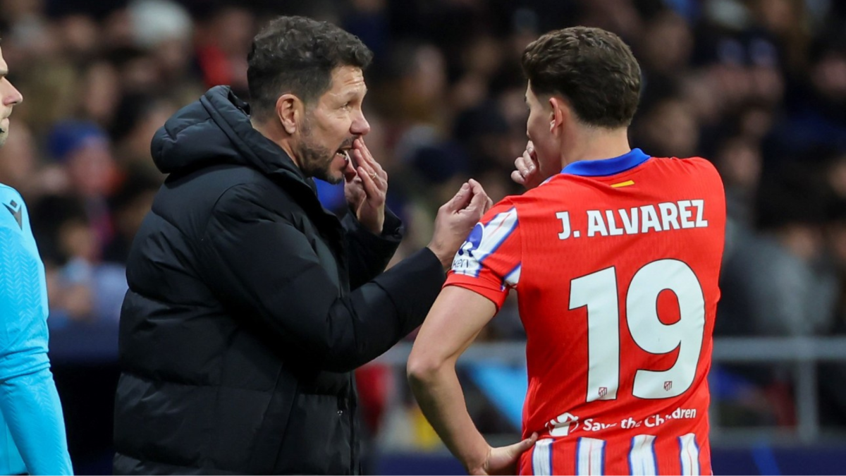 Simeone dialoga con Julián Álvarez / EFE