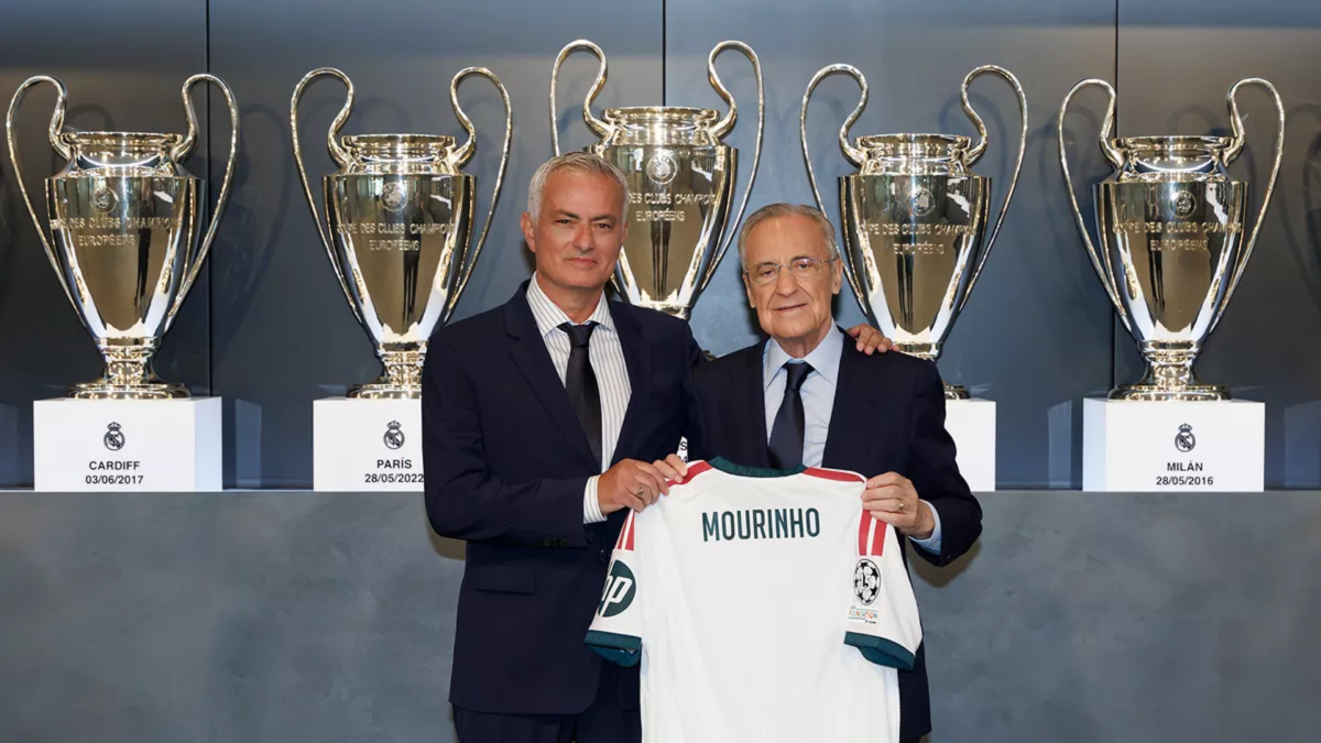 Florentino Pérez posa con José Mourinho en la presentación del portugués / Real Madrid CF