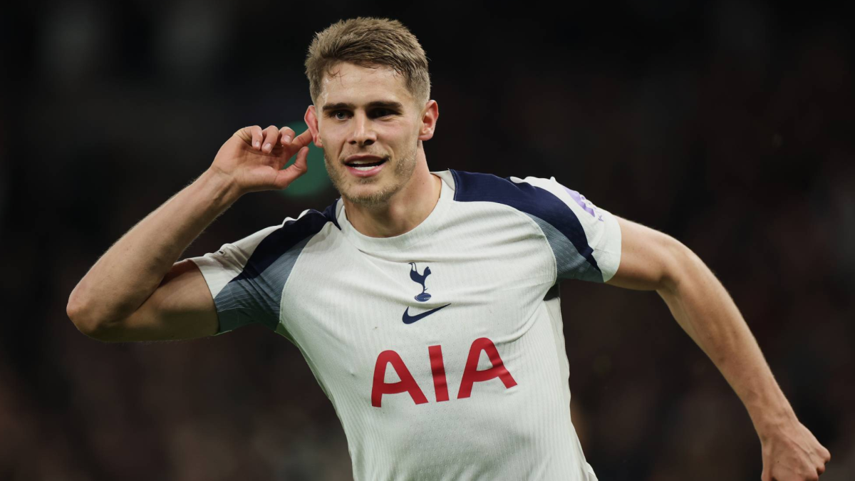El Liverpool sigue de cerca a Micky van de Ven