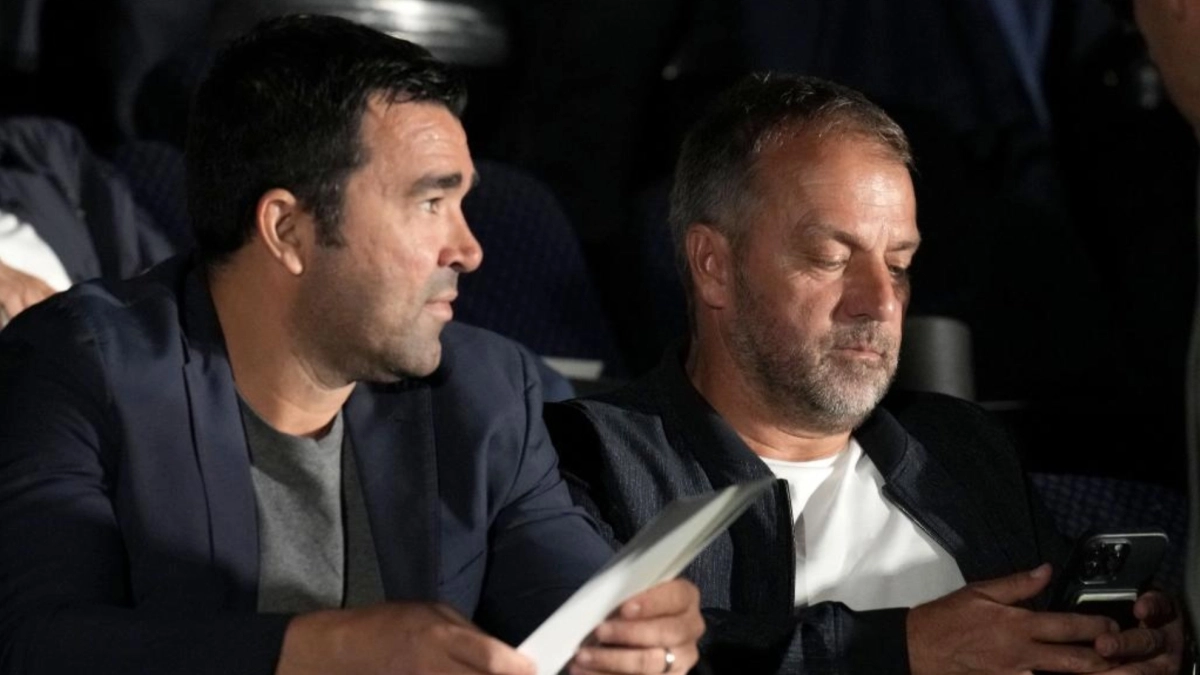 Deco, director deportivo del Barcelona, dialoga con Hansi Flick / EFE