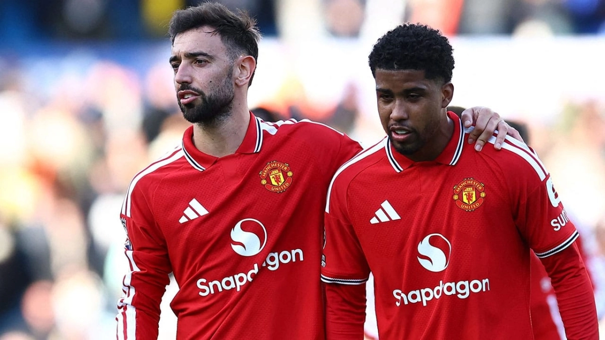 Bruno Fernandes y Andrey Santos, del Manchester United / Getty Images