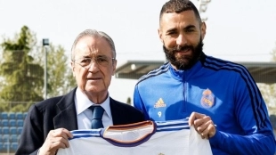 Florentino Pérez posa junto a Karim Benzema. Foto: SPORT