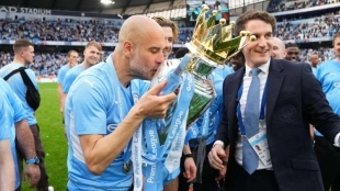 Pep Guardiola besa el trofeo de la Premier League. Foto: DAZN