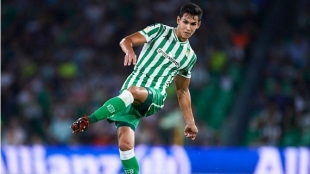 Aïssa Mandi se le escapa al Betis / ABC.es