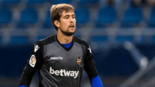 "Betis y Sevilla pasan la primera criba por Aitor Fernández. Foto: Getty Images"