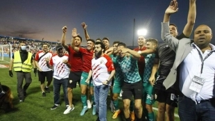 Celebración de jugadores y presidente tras el ascenso en Leganés. Foto: Diario de Sevilla