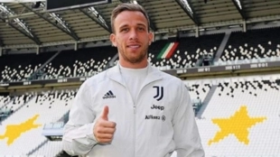Arthur no convence a Pirlo / Record.pt