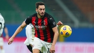 Hakan Calhanoglu descarta un fichaje por el Manchester United