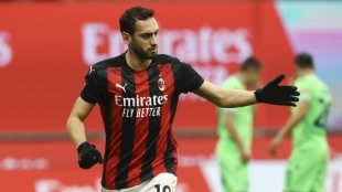 Nueva reunión por Calhanoglu. Foto: informazione.it