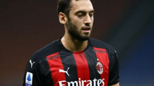 El Milan avanza en la renovación de Hakan Cahlanoglu "Foto: One Football"