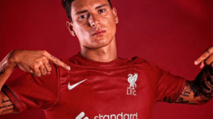 Darwin Núñez posa con los colores del conjunto de Anfield. Foto: Christian Vaquero