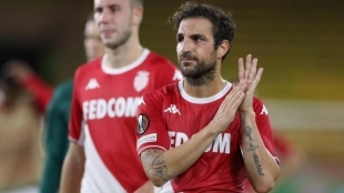 Cesc Fàbregas se despide de la afición del AS Mónaco tras uno de sus últimos partidos con el conjunto galo. Foto: Transfermarkt