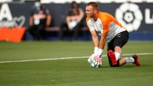 Al Valencia se le complica la salida de Jasper Cillessen. Foto: Cadena SER