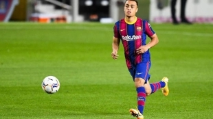 Xavi le muestra la salida a Dest pero el lateral no se quiere rendir