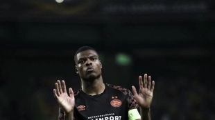 Denzel Dumfries, otro lateral holandés en el radar de Koeman