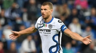 Edin Dzeko se aleja del Valencia