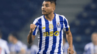 El Sevilla vuelve a la carga por Tecatito Corona