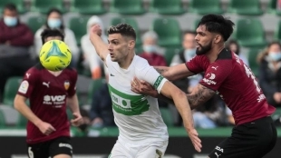 El delantero argentino pugna un balón con Omar Alderete. Foto: Diario de Sevilla