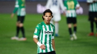 El atacante mexicano podría abandonar las filas del Real Betis. Foto: ABC de Sevilla