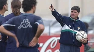 Los futbolistas y entrenadores que cambiaron de bando en Sevilla | AS