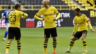 Julian Brandt con libertad ante el Schalke 04 | FOTO: DORTMUND