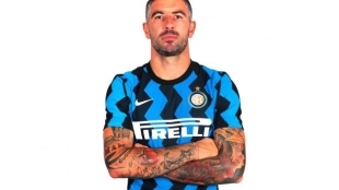 Kolarov podría seguir en el Inter si baja su salario / Inter.it