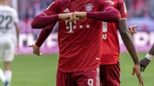 A Robert Lewandowski le salen nuevas 'novias'. Foto: @FCBayernES