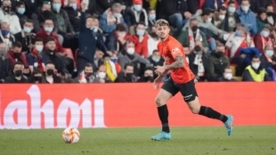 El lateral seguirá vistiendo la elástica bermellona. Foto: @RCD_Mallorca