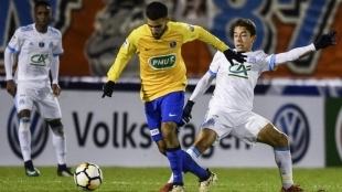 El Sevilla, tras dos jugadores del Marsella. Foto: Republicain Lorrain