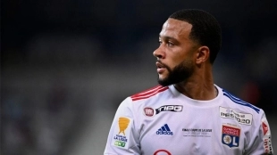 Memphis Depay se le escapa al Barcelona / futboltotal.mx