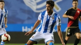 Xavi no pierde de vista a Mikel Merino