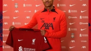 Fabio Carvalho ya posa con su nueva camiseta. Foto: @LFC