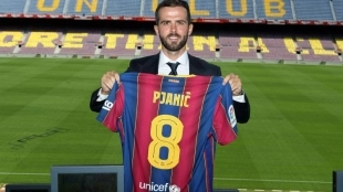 Pjanic, descontento con su rol de suplente en el Barcelona