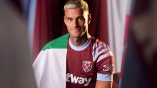 Gianluca Scamacca posa con los colores del West Ham United. Foto: Team Talk