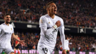 "Los jugadores del Valencia hacen piña para que no salga Rodrigo. Getty Images"