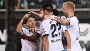 "El Valencia responde a Peter Lim en el campo. Foto: Getty Images"