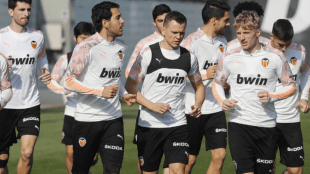 Peter Lim echa a tres pesos pesados de la plantilla del Valencia | FOTO: VALENCIA