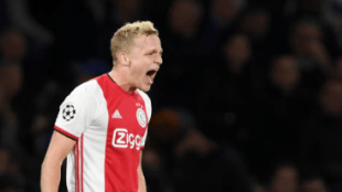 "Donny van de Beek se pone a tiro del Real Madrid. Foto: Getty Images"