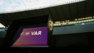 "El VAR vuelve a ser el protagonista del partido. Foto: Getty Images"
