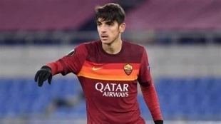 El Barça pone sus ojos sobre un centrocampista de la Roma. Foto: momentidicalcio.com